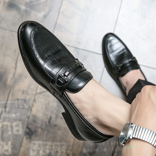 Jauns vīriešu svinīgo apavu modelis ar metāla elementu