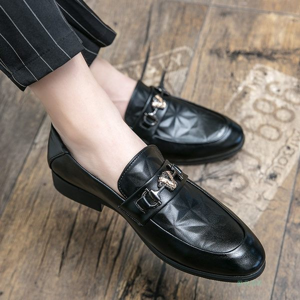 Moodsad metalldekooriga nahast kingad meestele