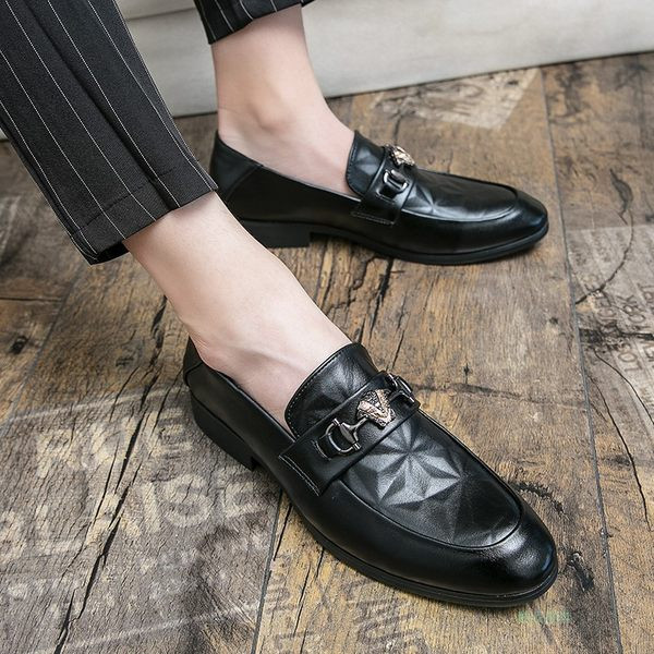 Moodsad metalldekooriga nahast kingad meestele