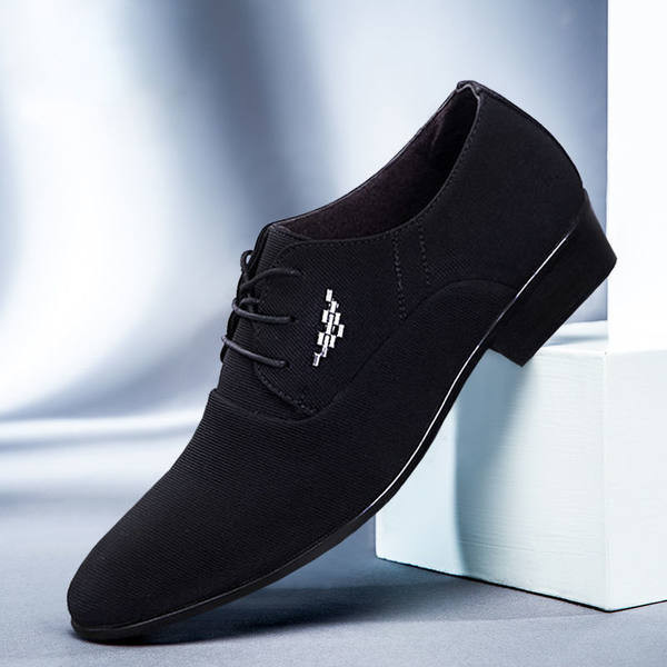 Meeste pidulikud kingad ümara kujuga paelte ja metallkaunistusega