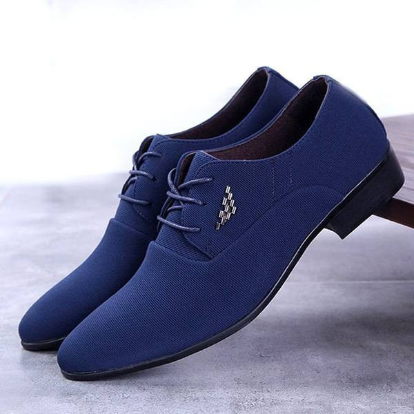 Meeste pidulikud kingad ümara kujuga paelte ja metallkaunistusega