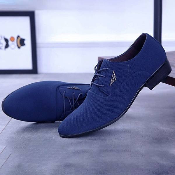 Meeste pidulikud kingad ümara kujuga paelte ja metallkaunistusega