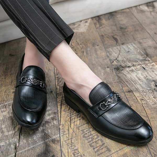 Moodsad metallist kaunistusega meeste teravatipulised kingad