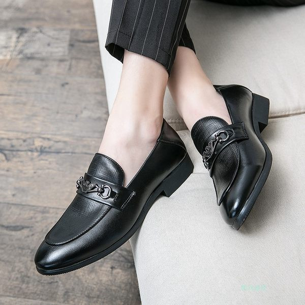 Moodsad metallist kaunistusega meeste teravatipulised kingad