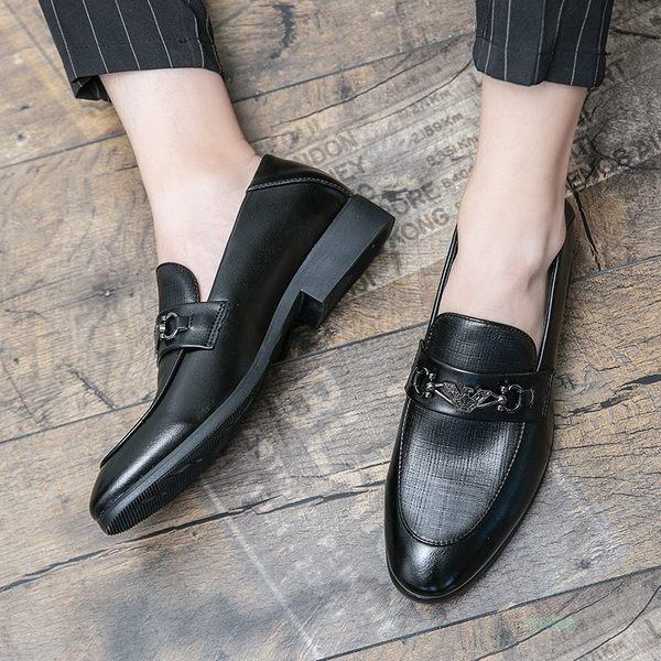 Moodsad metallist kaunistusega meeste teravatipulised kingad