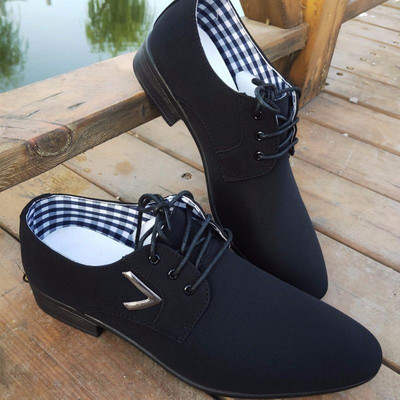 Paelte ja metallelemendiga meeste tekstiilist kingad