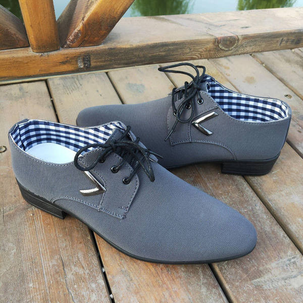 Paelte ja metallelemendiga meeste tekstiilist kingad