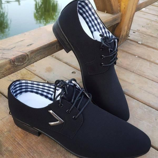 Paelte ja metallelemendiga meeste tekstiilist kingad