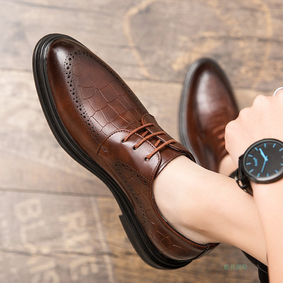 Pruuni ja musta värvi paeltega uus pidulike meeste kingade mudel