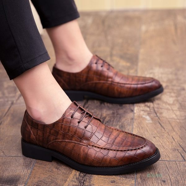 Pruuni ja musta värvi paeltega uus pidulike meeste kingade mudel