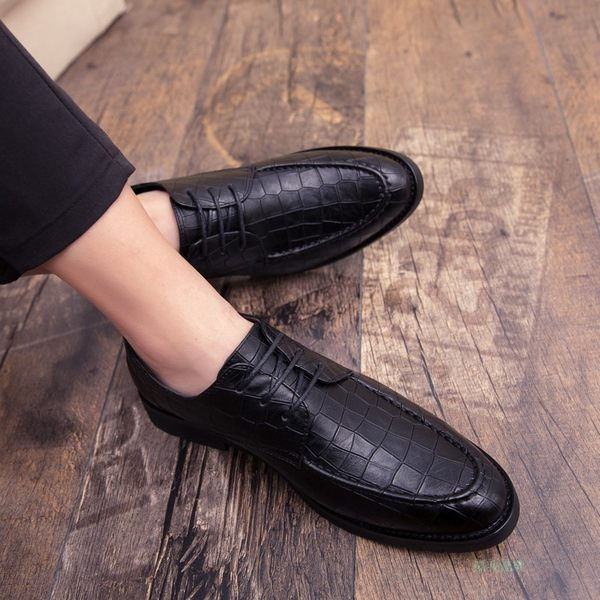 Pruuni ja musta värvi paeltega uus pidulike meeste kingade mudel