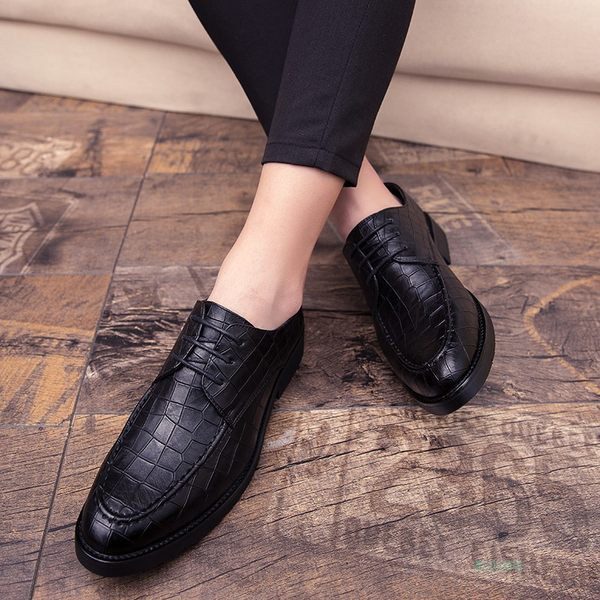 Pruuni ja musta värvi paeltega uus pidulike meeste kingade mudel