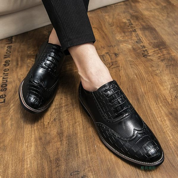 Formális férfi hegyes cipő műbőr fűzővel