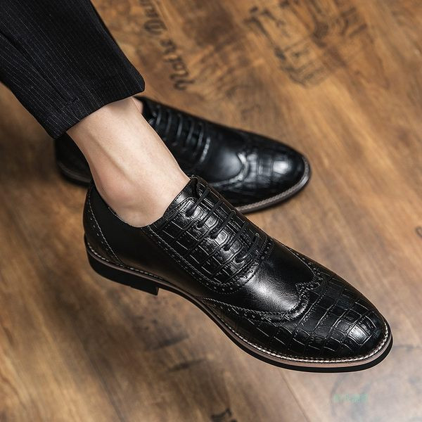 Formális férfi hegyes cipő műbőr fűzővel