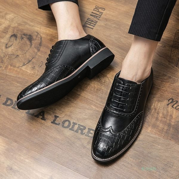 Formális férfi hegyes cipő műbőr fűzővel