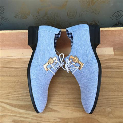 Férfi hegyes textilcipő fém díszítéssel a fűzőjén