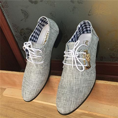 Férfi hegyes textilcipő fém díszítéssel a fűzőjén