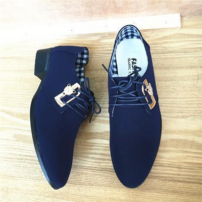 Férfi hegyes textilcipő fém díszítéssel a fűzőjén