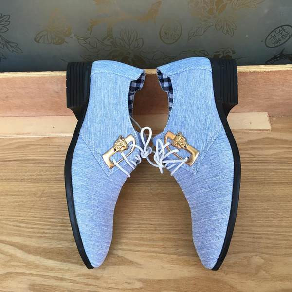 Férfi hegyes textilcipő fém díszítéssel a fűzőjén