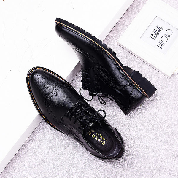 Perforeeritud ökonahast ja paeltest valmistatud meeste pidulikud kingad