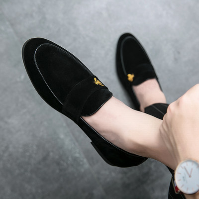 Elegantsed metallelemendiga seemisnahast kingad