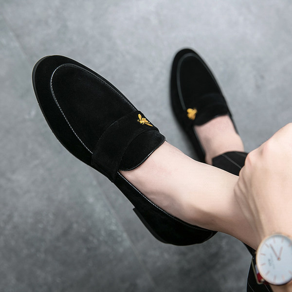 Elegantsed metallelemendiga seemisnahast kingad