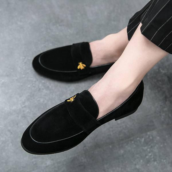 Elegantsed metallelemendiga seemisnahast kingad