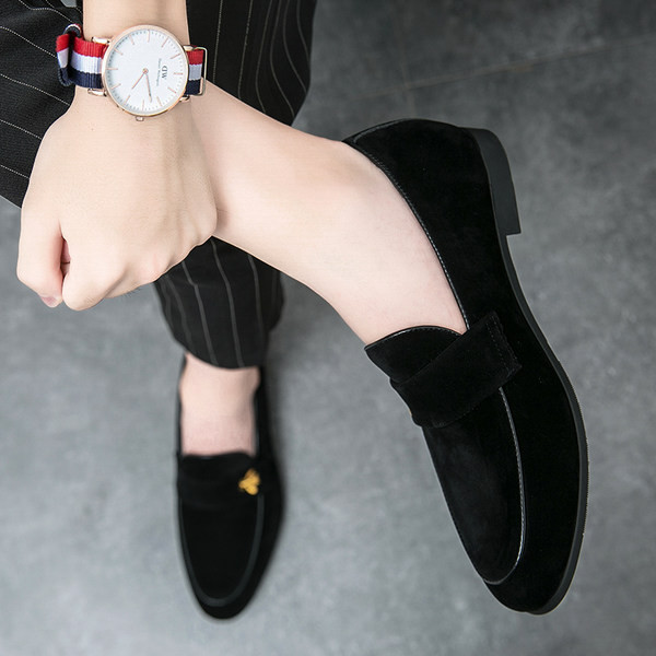 Elegantsed metallelemendiga seemisnahast kingad