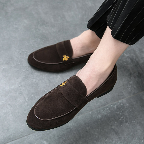 Elegantsed metallelemendiga seemisnahast kingad