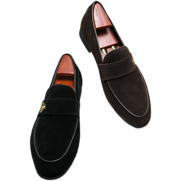 Elegantsed metallelemendiga seemisnahast kingad