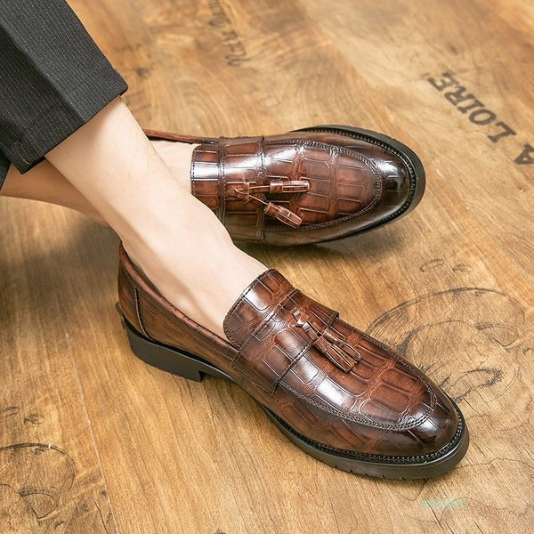 Aga must-pruun tutidega meeste pidulike kingade mudel