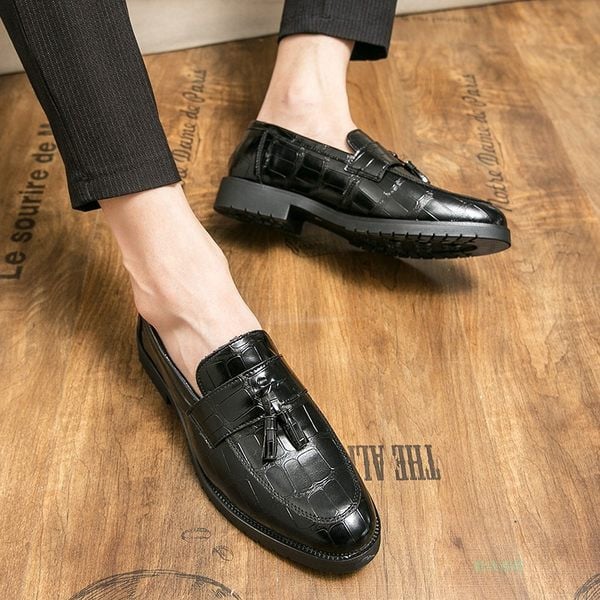 Aga must-pruun tutidega meeste pidulike kingade mudel