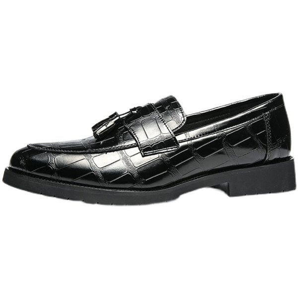 Aga must-pruun tutidega meeste pidulike kingade mudel