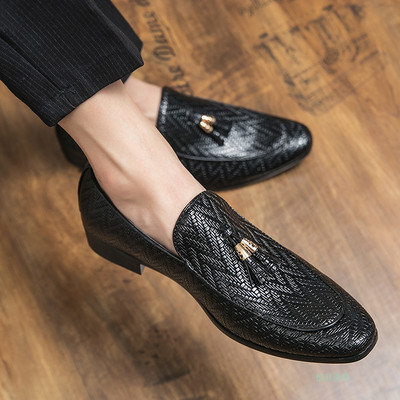 Jauns vīriešu rūtaino apavu modelis ar pušķi