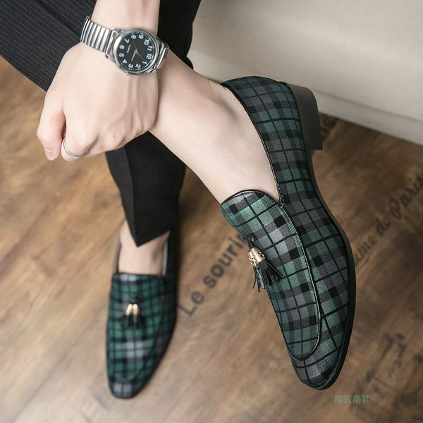 Jauns vīriešu rūtaino apavu modelis ar pušķi