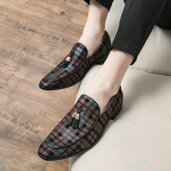 Jauns vīriešu rūtaino apavu modelis ar pušķi