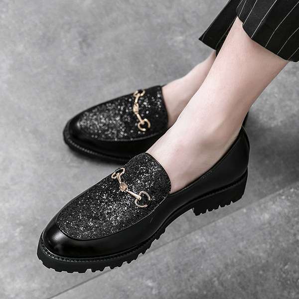 Moodsad metallist pandlaga läikiva efektiga teravatipulised jalatsid