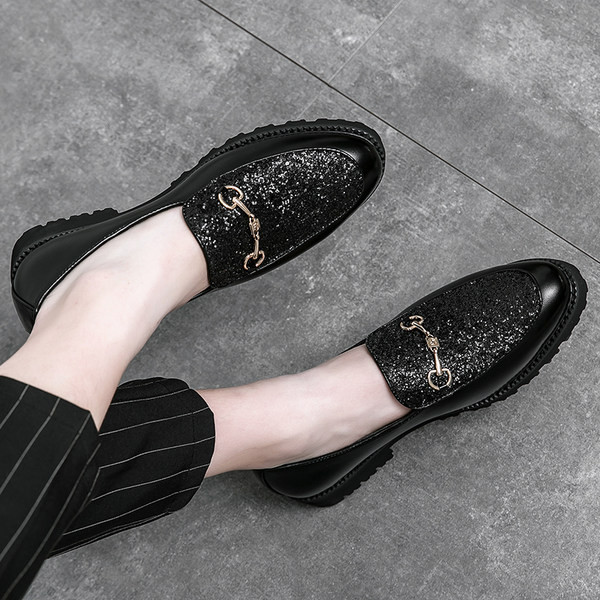 Moodsad metallist pandlaga läikiva efektiga teravatipulised jalatsid