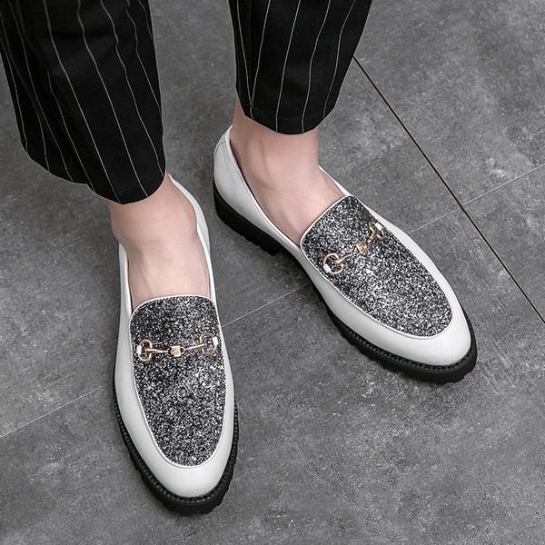 Moodsad metallist pandlaga läikiva efektiga teravatipulised jalatsid