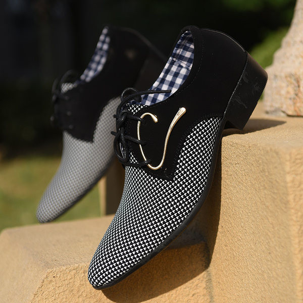 Vīriešu formālas smailas kurpes ar metāla elementu un šņorēm