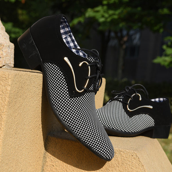 Vīriešu formālas smailas kurpes ar metāla elementu un šņorēm