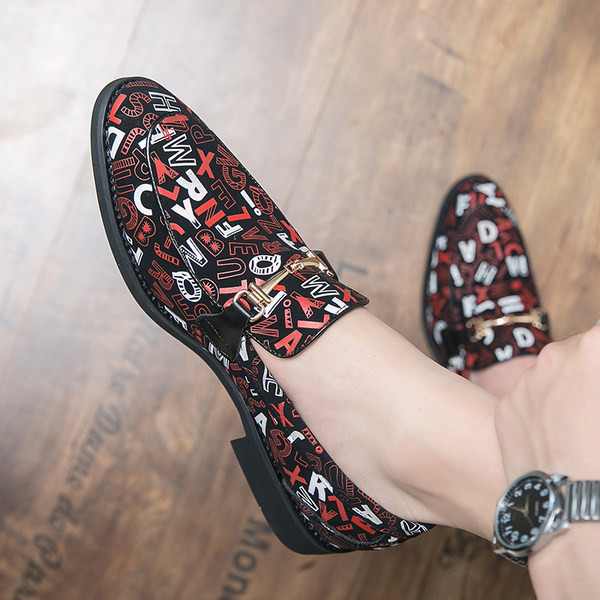 Moodsad trüki- ja metallkaunistustega kingad