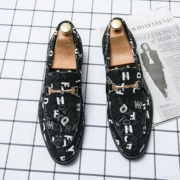 Moodsad trüki- ja metallkaunistustega kingad