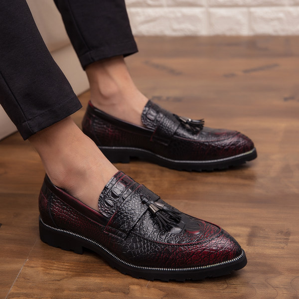 Reljeefsest nahast tutiga elegantsed meeste kingad