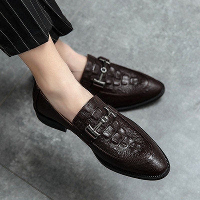 Νέο μοντέλο ανδρικά υποδημάτα με μεταλλικό στοιχείο σε μαύρο και καφέ χρώμα