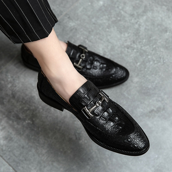 Νέο μοντέλο ανδρικά υποδημάτα με μεταλλικό στοιχείο σε μαύρο και καφέ χρώμα