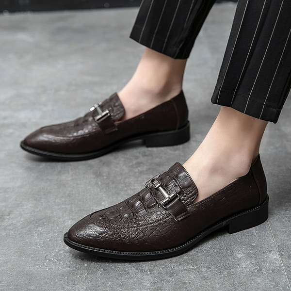 Νέο μοντέλο ανδρικά υποδημάτα με μεταλλικό στοιχείο σε μαύρο και καφέ χρώμα