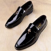 Férfi korszerű lakkcipő fém díszítéssel