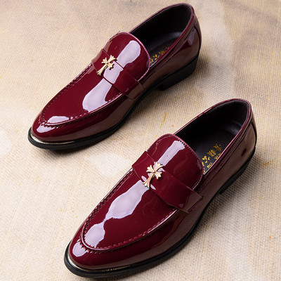 Férfi korszerű lakkcipő fém díszítéssel