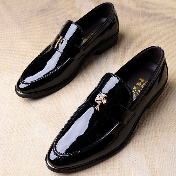 Férfi korszerű lakkcipő fém díszítéssel